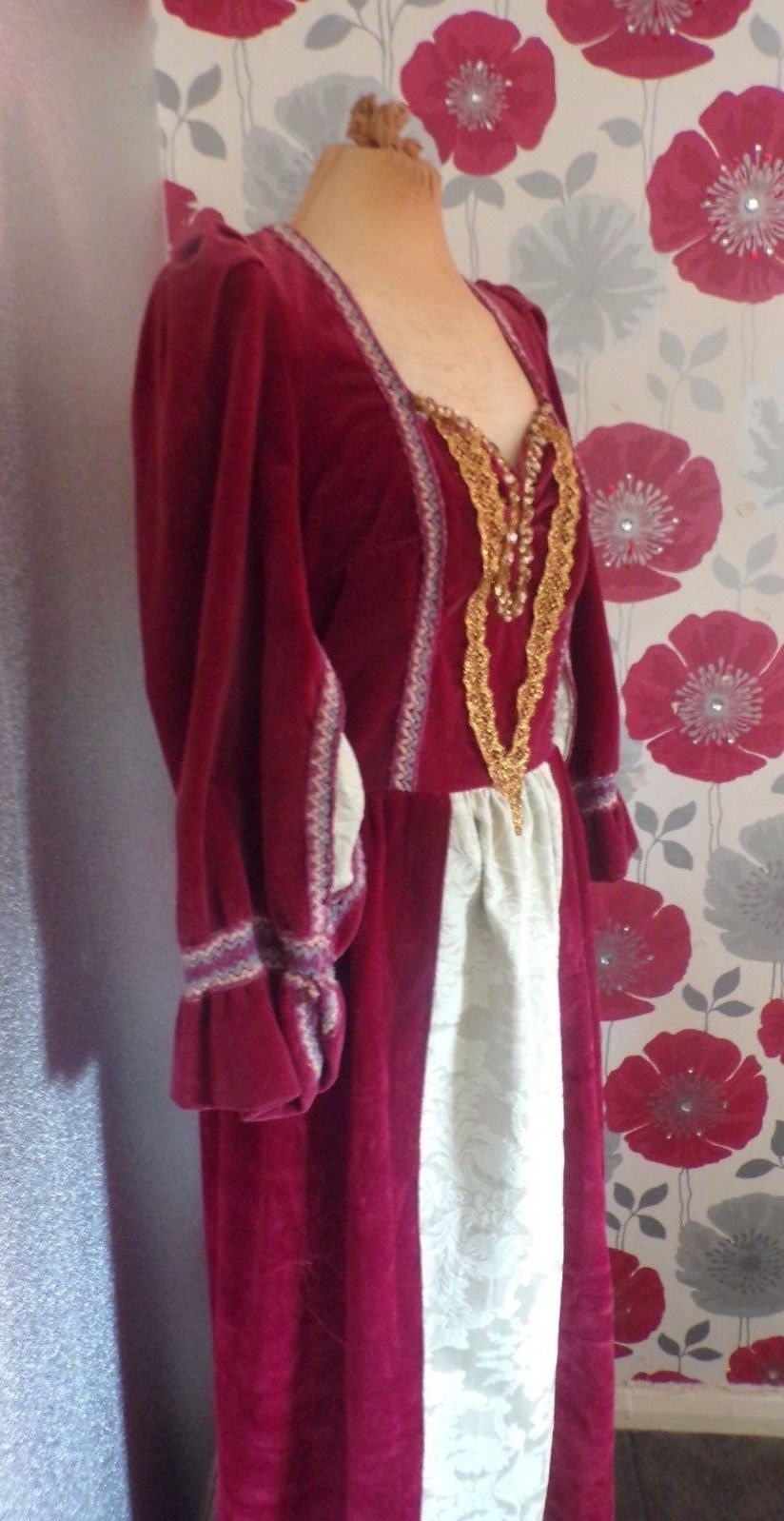 Dama in Rosso con V in Oro